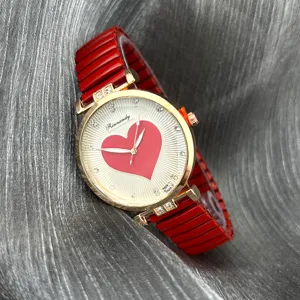 Damen Strass Herz QuarzUhr mit rotem Stretch Armband, Detailansicht des Produkts.