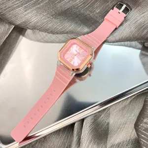Reloj de cuarzo cuadrado rosa con correa de silicona cómoda, elegante diseño para mujer.