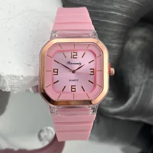 Reloj de cuarzo cuadrado rosa en detalle con caja de oro rosa y correa de silicona.