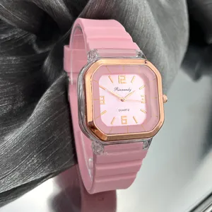 Reloj de cuarzo cuadrado rosa para mujer, correa de silicona cómoda, accesorio elegante.