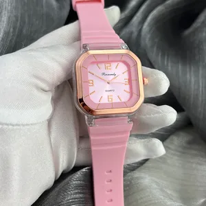 Reloj de cuarzo cuadrado rosa con correa de silicona suave y elegante bisel de oro rosa.