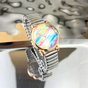 Schicke Damen Quarzarmbanduhr mit farbigem regenbogen Zifferblatt und elastischem Armband.
