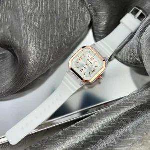 Vista detallada del elegante reloj de cuarzo cuadrado con una correa de silicona blanca.