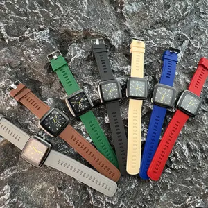 Detailansicht von Quarzuhr mit quadratischem Zifferblatt und Silikonarmband in Farben