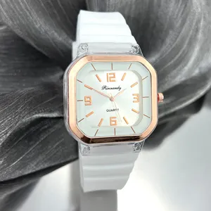 Detalle cercano del reloj de cuarzo cuadrado con correa de silicona blanca y bisel.