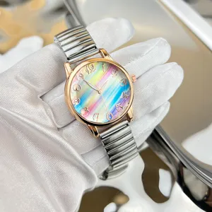 Modische Damen Quarzwatch mit Regenbogen Zifferblatt und Metall Dehnband fur Alltag.