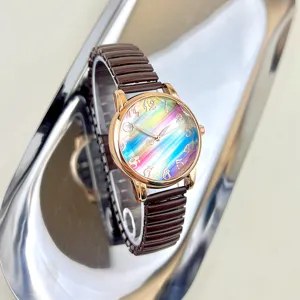 Freizeitmode Damen Quarzuhr mit buntem Regenbogen-Zifferblatt und braunem Stretcharmband Detail.