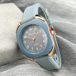Graue Silikonarmband Quarzuhr mit roségoldenem rechteckigem Gehäuse und Zifferblatt.