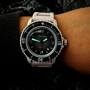 Detailansicht der modischen Leucht-Quarzuhr mit Silikonarmband, lässige Paar-Armbanduhr.