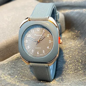 Quarzuhr mit Silikonarmband und Roségold-Rahmen, stilvolles quadratisches Zifferblatt für Alltag.