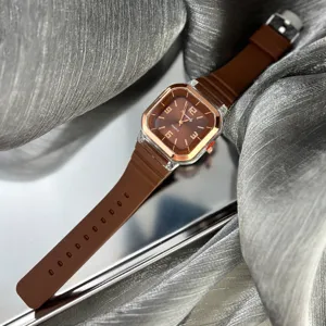 Moderno reloj de cuarzo cuadrado con correa de silicona marrón y elegante caja fina.