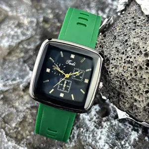Nahaufnahme einer quadratischen Quarzuhr mit grünem Silikonarmband und schwarzem Zifferblatt.