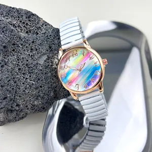 Detailansicht der modischen Damen Quarzarmbanduhr mit Regenbogen Zifferblatt und weißem Band.