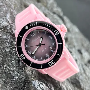 Detailaufnahme einer stilvollen Quarzuhr mit rosa Silikonarmband und einem Farbverlauf.
