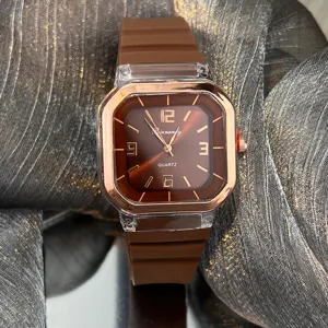 Reloj de cuarzo cuadrado para mujer con correa de silicona marrón y elegante bisel de oro rosa.