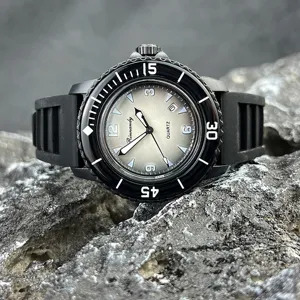 Modische Quarzuhr mit Silikonarmband, leuchtendem Zifferblatt und sportlicher Lünette.