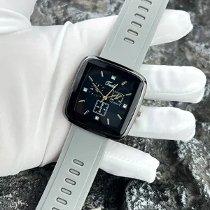 Detailansicht der quadratischen Quarzuhr mit grauem Silikonarmband und edlen Strasssteinen.