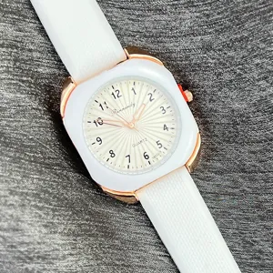 Detailansicht der weißen Silikonarmband Quarzuhr mit Roségold Lünette und klarem Zifferblatt.