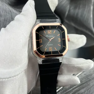 Primer plano del reloj de cuarzo cuadrado con un detalle de correa de silicona elegante.