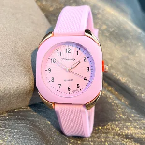 Nahaufnahme einer stylischen rosa Quarzuhr im Rechteckdesign mit Silikonarmband.