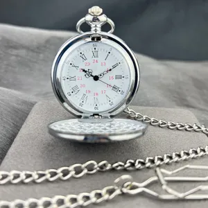 Λεπτομερής κοντινή λήψη του κομψού ασημένιου ρετρό ρολογιού τσέπης με μεταλλική αλυσίδα.