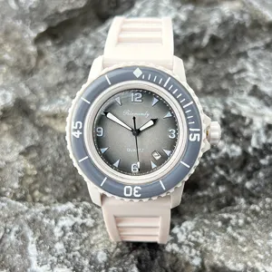 Nahaufnahme des modischen Quarzuhrendetails mit grauem Zifferblatt und Silikonarmband.