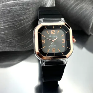 Reloj de cuarzo cuadrado con correa de silicona negra y bisel en oro rosa elegante.