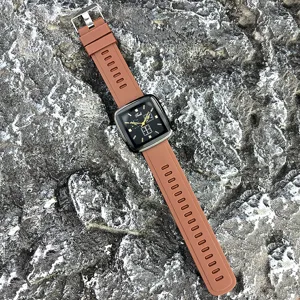 Detailansicht der quadratischen Quarzuhr mit braunem Silikonarmband fuer den Alltag