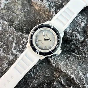 Weiße Silikonarmband Quarzuhr mit schwarzer Lünette und silbernem Zifferblatt für Herren Damen.