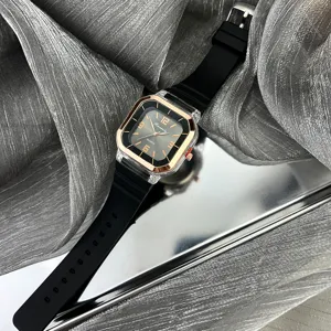 Primer plano detallado de reloj de cuarzo cuadrado con correa de silicona negra y bisel oro rosa.