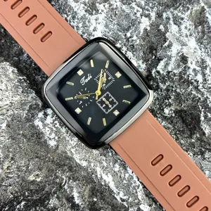 Nahaufnahme einer stilvollen quadratischen Quarzuhr mit schwarzem Zifferblatt und Armband.