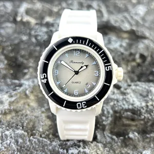 Detailaufnahme der modischen Quarzpaaruhr mit weißem Silikonarmband und leuchtenden Zifferblättern.