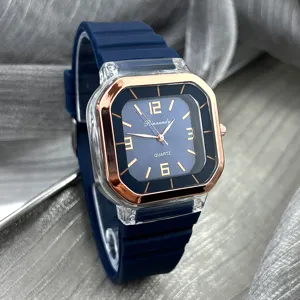 Detalle de primer plano del reloj de cuarzo cuadrado con correa de silicona azul clara.
