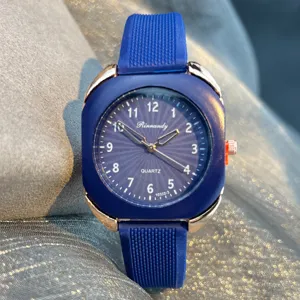 Nahaufnahme der blauen Silikon-Quarzuhr mit quadratischem Gehäuse und klaren Ziffern.