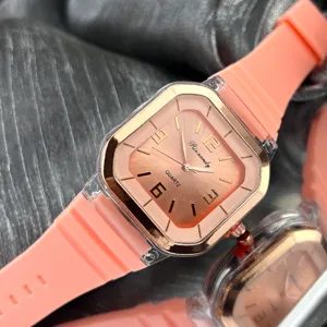 Reloj de cuarzo cuadrado primavera verano moda mujer correa silicona color caramelo.