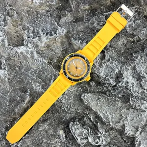 Modische Freizeituhr für Paare mit gelbem Silikonarmband und drehbarer Lünette für den Alltag.