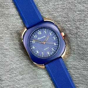 Detailansicht blaue Silikon Quarzuhr mit quadratischer Roségold Lünette und Zifferblatt für Alltag.