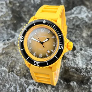 Gelbe Silikon Armband Quarzurhr mit schwarzem Ring und goldenem Zifferblatt für die Freizeit.