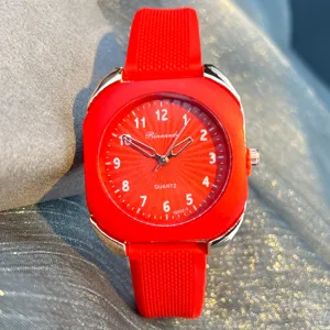 Detailansicht der roten Candy Silikonarmband Quarzuhr mit Metalllünette und digitalem Zifferblatt.