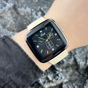 Modische Quarzuhr mit quadratischem Zifferblatt, goldenen Zeigern und beigem Silikonarmband.