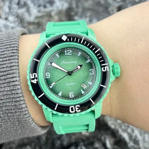 Grüne Silikonarmband Quarzuhr mit Lünette und Datumsanzeige für modebewusste Damen und Herren.