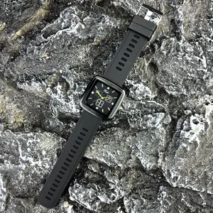 Nahaufnahme Detail der schwarzen quadratischen Quarzuhr mit strapazierfähigem Silikonarmband.