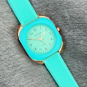 Bonbonfarbene Silikonarmband Quarzuhr mit eckigem Gehäuse und klarem Zifferblatt für Alltag.