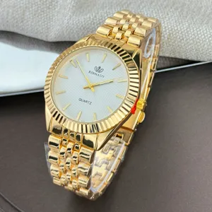 Klassische goldene Quarzuhr mit weißem Zifferblatt und Metallarmband für den Alltag.