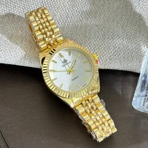 Nahaufnahme der goldenen Quarzuhr mit klassischem strukturierten Zifferblatt und Armband.