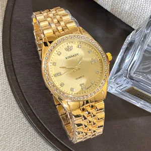 Exquisite goldene Quarzuhr mit funkelnder Strasslünette und elegantem Metallarmband-Detail.