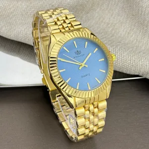 Goldene Quarzuhr mit hellblauem Zifferblatt und Metallarmband, elegante Modeuhr für den Alltag.