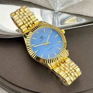 Detailansicht einer goldenen Quarzuhr mit hellblauem Zifferblatt und Metallarmband.