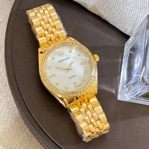 Detailaufnahme einer goldenen Strass-Quarzuhr, elegantes Business-Design für Damen und Herren.
