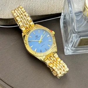 Detailansicht einer goldenen Quarzuhr mit hellblauem Zifferblatt und Metallarmband.